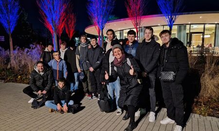 SchülerInnen und ErzieherInnen stehen für ein Gruppenfoto zusammen