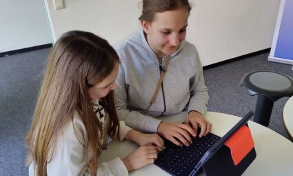 Zwei Mädchen arbeiten an einem iPad