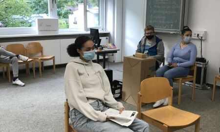U-18-Wahlhelfer der 2a: Kai Sauerstein und Jasmin Simon an der Wahlurne, Alyssa Evans vergibt die Stimmzettel