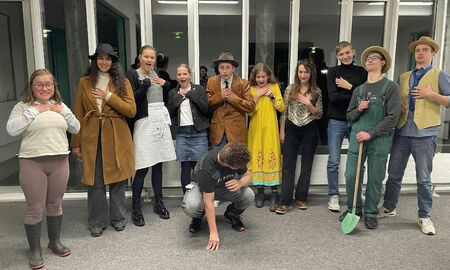 Ein Gruppenfoto der teilnehmer des Krimidinners. Alle halten sich schockiert die Hände an die Brust