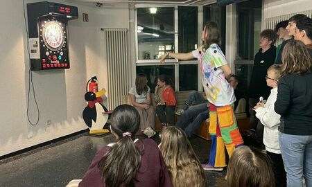 Eine junge Frau wirft einen Dartspfeil