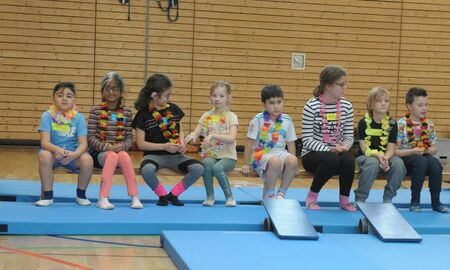 Zirkuskinder warten auf ihre Show