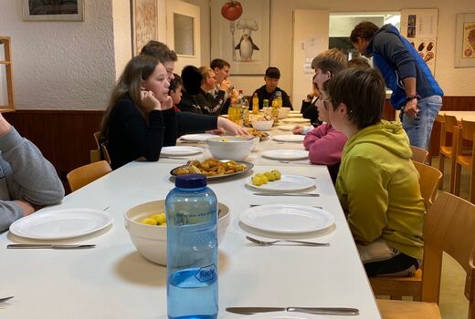 Gemeinsames Mittagessen der Schüler und Schülerinnen