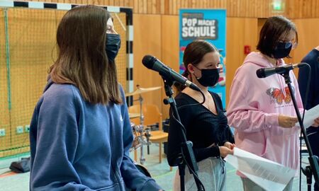 Drei Schülerinnen singen