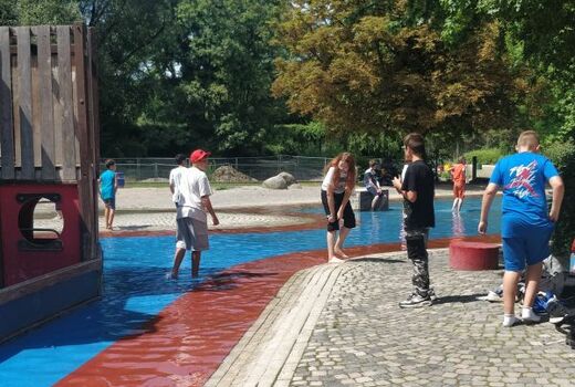 Kinder auf einem Wasserspielplatz