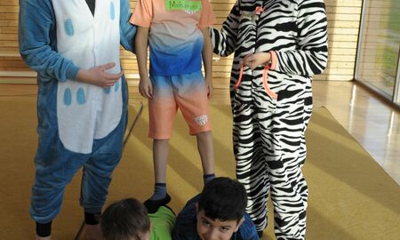 Zirkuskinder machen eien Menschenpyramiede