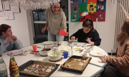 Schülerinnen beim Plätzchen backen