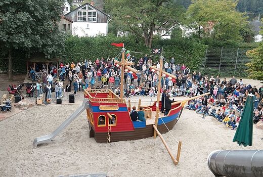 Das Playmobilschiff eingerahmt von vielen Menschen