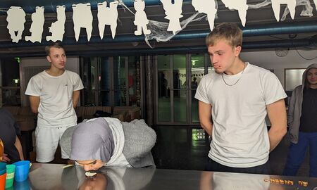 Zwei SchülerInnen beim Schaumkussspiel