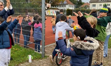 die Schulkinder begrüßen die neuen Roller