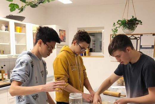 Drei Schüler stechen Plätzchen aus