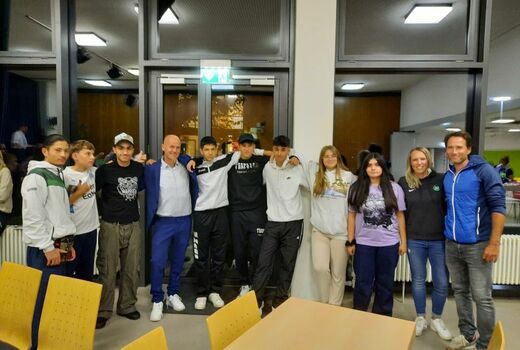 Gruppenfoto der Fußballer der Luise mit dem Fernsehkoch Ralf Zacherl.