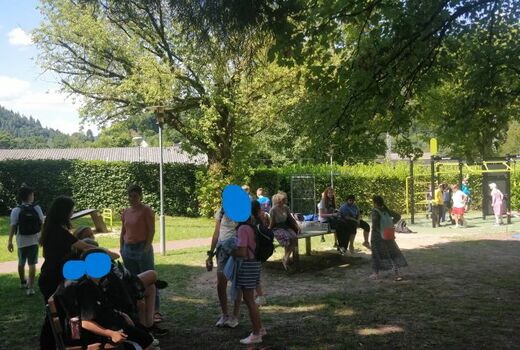 Die Schüler sammeln sich auf dem Pausengelände nahe Ausgang Güterbahnhofstraße.