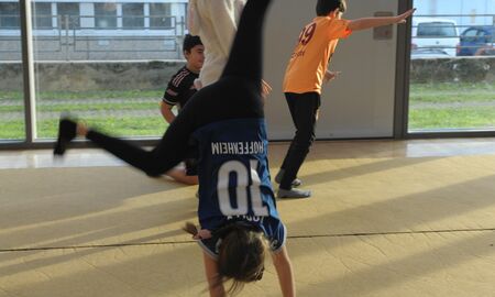 Kinder schlagen Räder