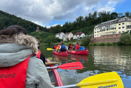 Die Klasse fährt mit drei Katamaranen auf dem Neckar.
